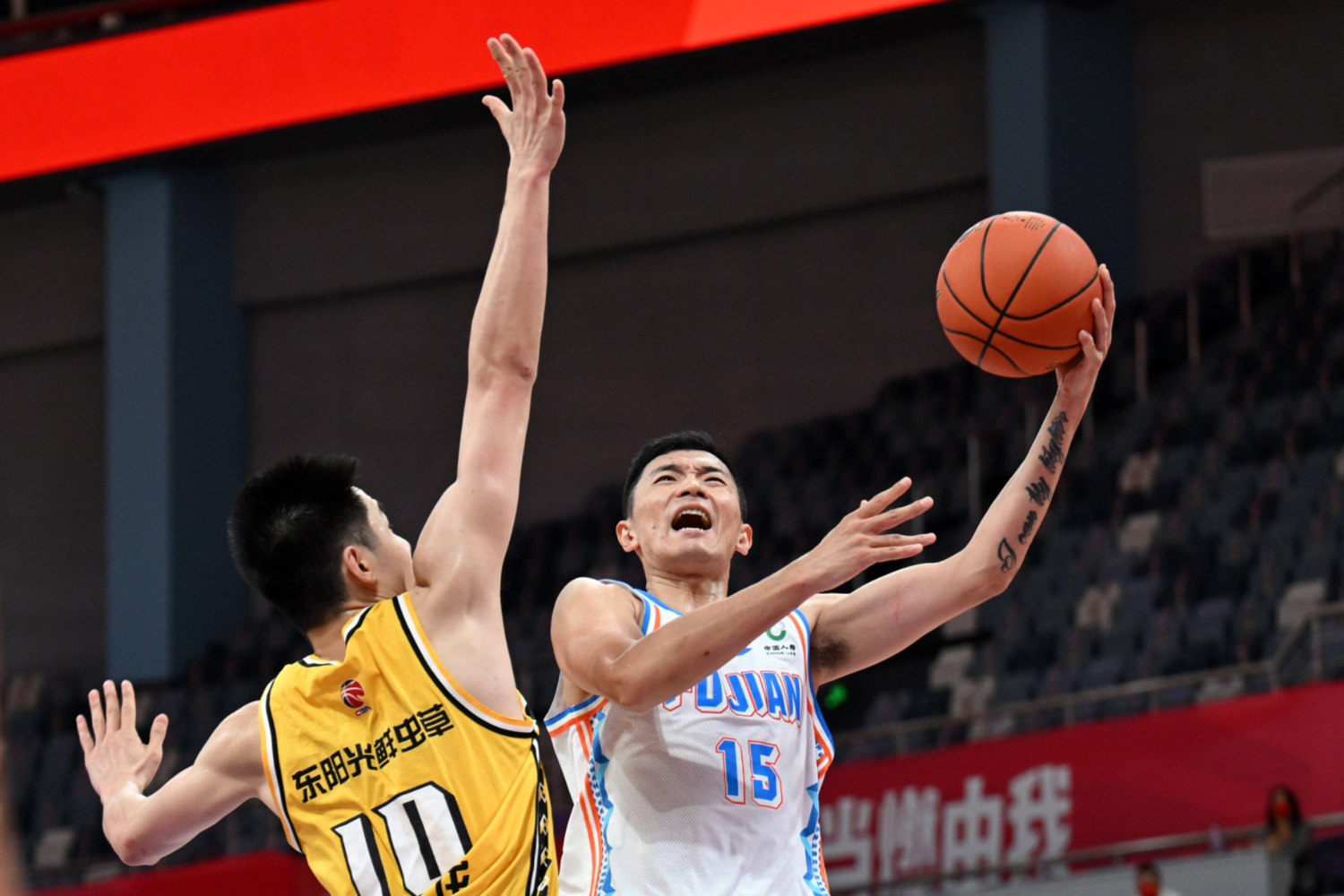 福建男篮迎来大胜，发挥出色，冲劲十足