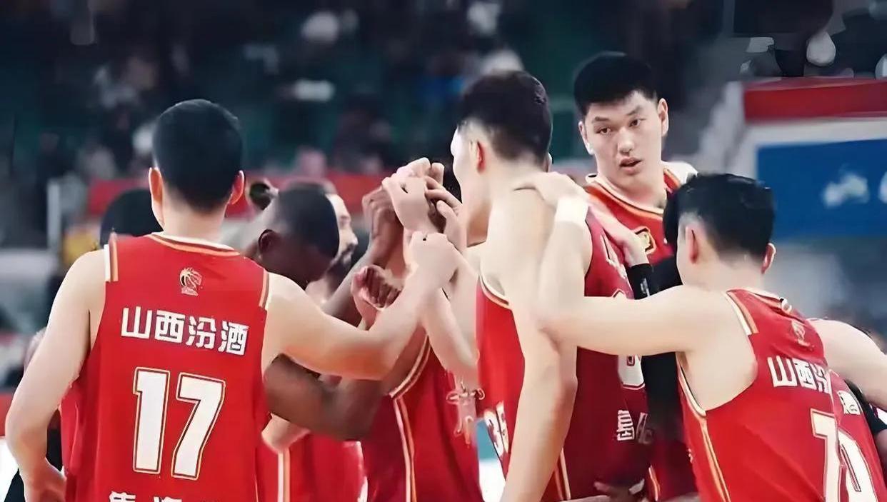 球队合作无间，赢得关键胜利
